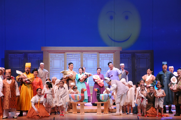 싱가포르에서 초연된 국립오페라단의 ‘천생연분’. 한국의 전통적인 사랑이야기를 한국전통음악과 서양음악이 조화를 이룬 오페라를 싱가포르 오케스트라가 연주했다. 