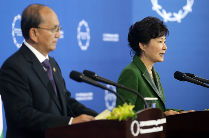 박근혜 대통령이 12일 오후 한•아세안 특별정상회의 공동기자회견을 하고 있다. 왼쪽은 아세안 의장국인 미얀마의 테인 세인 대통령.
