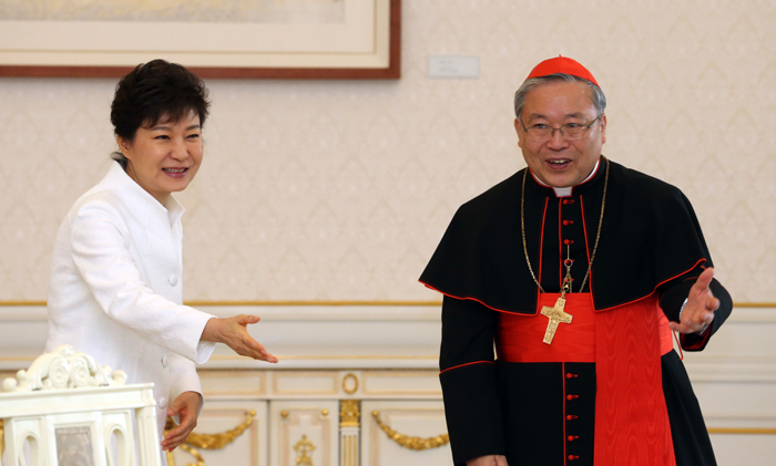 박근혜 대통령이 14일 염수정 추기경(오른쪽) 등 천주교 지도자들과 청와대에서 오찬을 함께 했다. (사진: 연합뉴스)