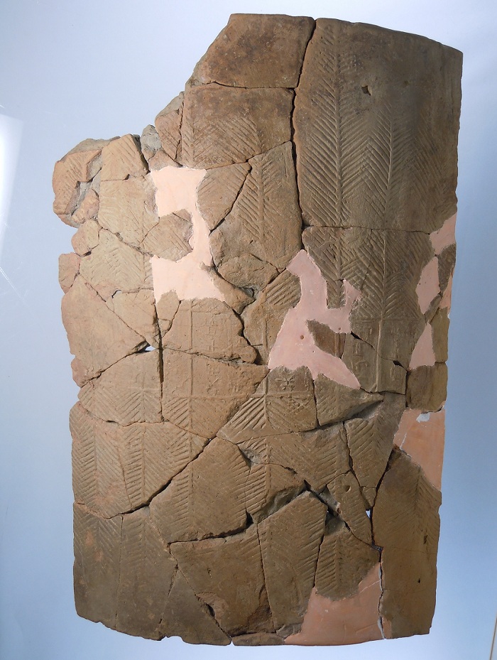 "계유년고려장인와장조"명 기와. 우라소에시 교육위원회. 13~14세기. 오키나와에서 발견된 고려계 기와로, 류큐 왕국 성립 이전부터 오키나와와 한반도가 문물을 교류했음을 짐작할 수 있다. 