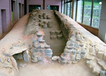 <b>Horno de cerámica en Gangjin, Jeollanam-do.</b> En Gangjin, uno de los centros productores del celadón, durante el período de Goryeo, aún se conservan los restos del antiguo horno de cerámica tal cual fueron descubiertos.