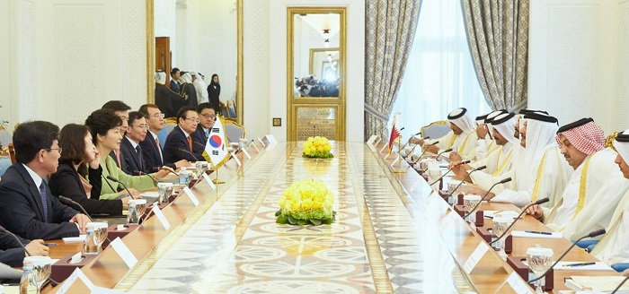 박근혜 대통령(왼쪽에서 세번째)이 8일 타밈 카타르 국왕과 정상회담을 갖고 신성장동력 분야 협력을 확대하기로 했다.