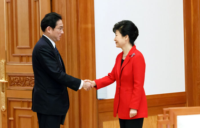 박근혜 대통령(오른쪽)이 기시다 후미오 일본 외무대신과 악수하고 있다.