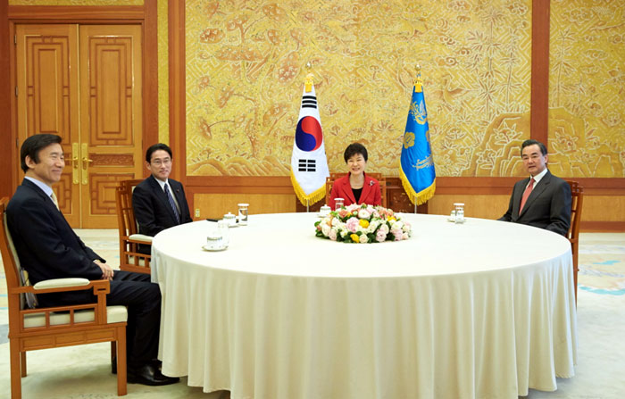 박근혜 대통령(오른쪽 두번째)이 21일 청와대에서 윤병세 외교부장관 (왼쪽), 기시다 후미오 일본 외무대신(왼쪽 두번째), 왕이 중국 외교부장을 접견하고 있다. 