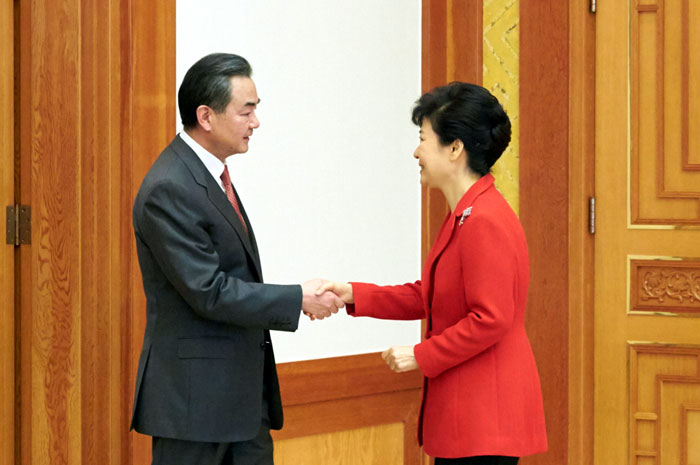 박근혜 대통령(오른쪽)이 왕이 중국 외교부장과 악수하고 있다.
