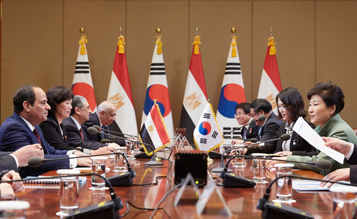 President Park Geun-hye (right) and Egyptian President Abdel Fattah el-Sisi hold a summit meeting at Cheong Wa Dae on March 3.