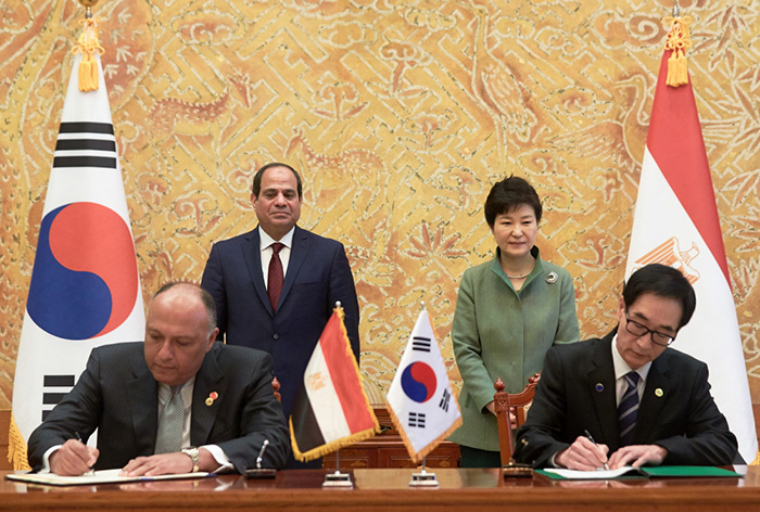 Representatives from both governments sign an MOU on education during a signing ceremony where President Park Geun-hye and her Egyptian counterpart are present.