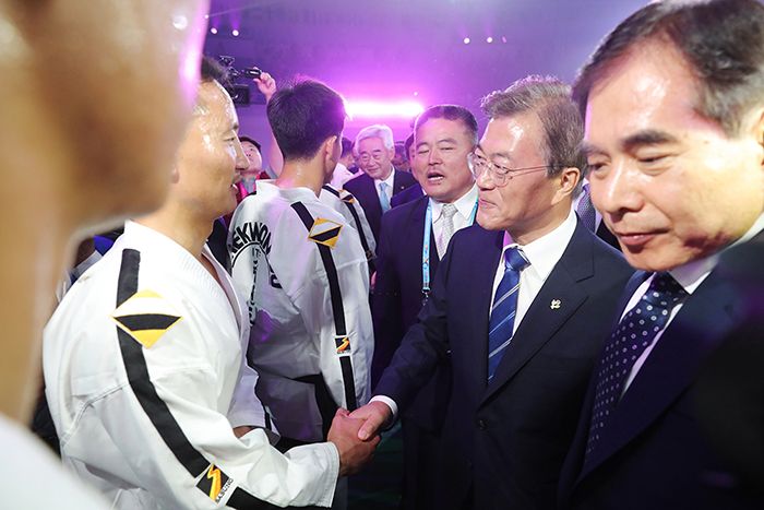 El presidente Moon Jae-in –segundo desde la derecha- saluda al equipo de la ITF durante la inauguración del Campeonato Mundial de Taekwondo de 2017 en Muju de la provincia de Jeolla del Norte el 24 de junio.
