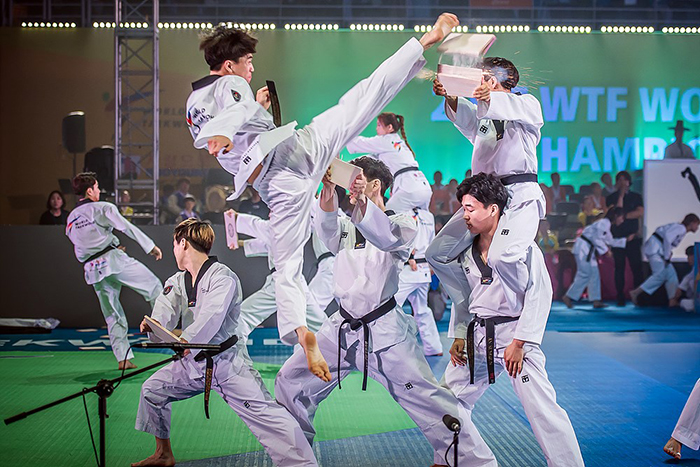 El equipo de la WTF hace una demostración durante la inauguración del Campeonato Mundial de Taekwondo de 2017 en Muju de la provincia de Jeolla del Norte el 24 de junio.