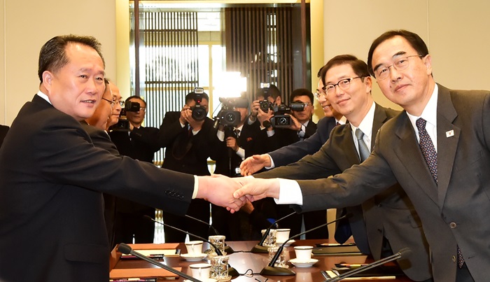 El jefe de la delegación norcoreana, presidente del Comité para la Reunificación Pacífica del País Ri Son Gwon (izquierda) y el Ministro de Unificación Cho Myoung-Gyon se dan la mano antes de la reunión de alto nivel celebrada en la Casa de la Paz en Panmunjeom en el 15 de octubre. | Ministerio de Unificación.