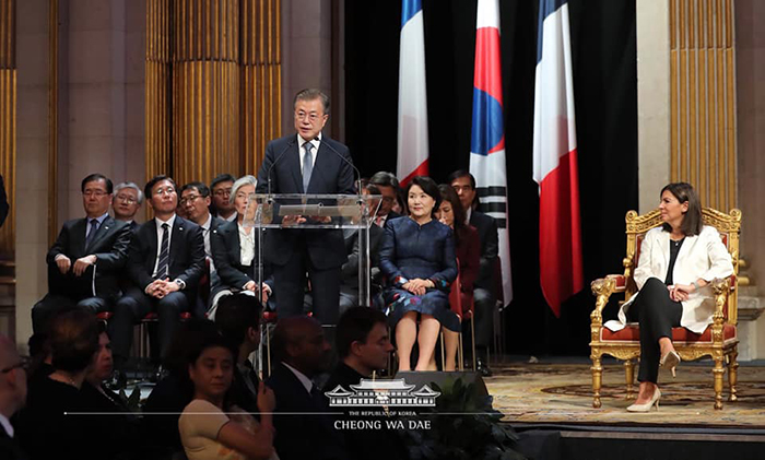El presidente Moon Jae-in, en visita de Estado a Francia, pronuncia un discurso en respuesta a las palabras de bienvenida por parte de la alcaldesa de París, Anne Hidalgo, el 16 de octubre.