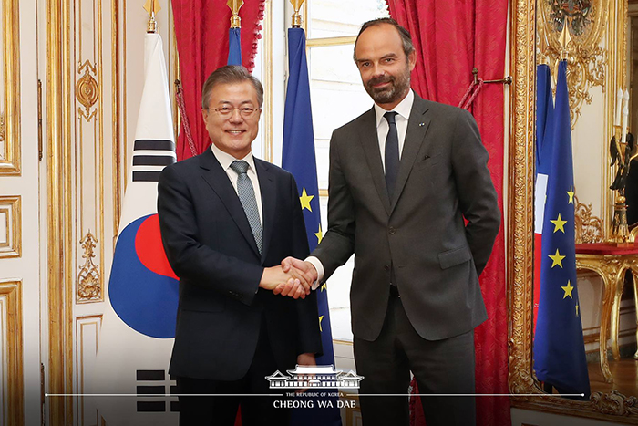 El presidente surcoreano, Moon Jae-in (izquierda), y el primer ministro francés, Edouard Philippe, se dan la mano antes de celebrar una reunión el 16 de octubre.
