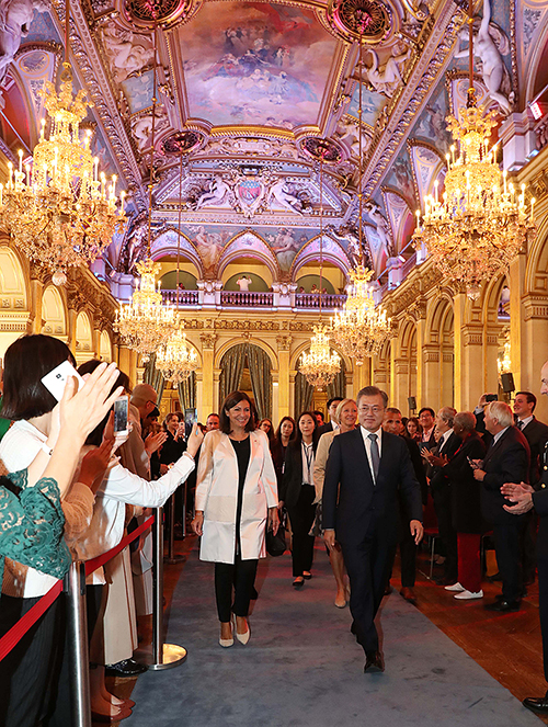 El presidente de Corea del Sur, Moon Jae-in asiste a una recepción de bienvenida con la alcaldesa de París, Anne Hidalgo, celebrada el 16 de octubre en el Ayuntamiento.