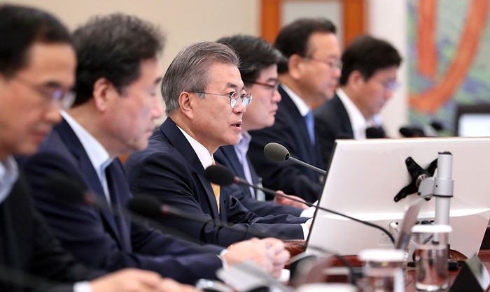 El presidente Moon Jae-in habla durante la reunión semanal del Gabinete en la oficina presidencial, Cheong Wa Dae, el 23 de octubre. | Cheong Wa Dae