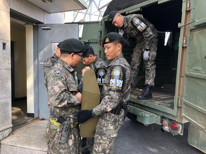 El 25 de octubre Corea del Sur y Corea del Norte completaron el proceso de desarmar el Área de Seguridad Conjunta en la aldea de tregua de Panmunjeom. La foto muestra a los soldados surcoreanos retirar armas de una estación de guardia. | Ministerio de Defensa Nacional