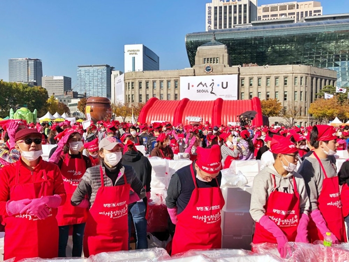 En el segundo día del festival, 2000 personas se reunieron a preparar kimchi.