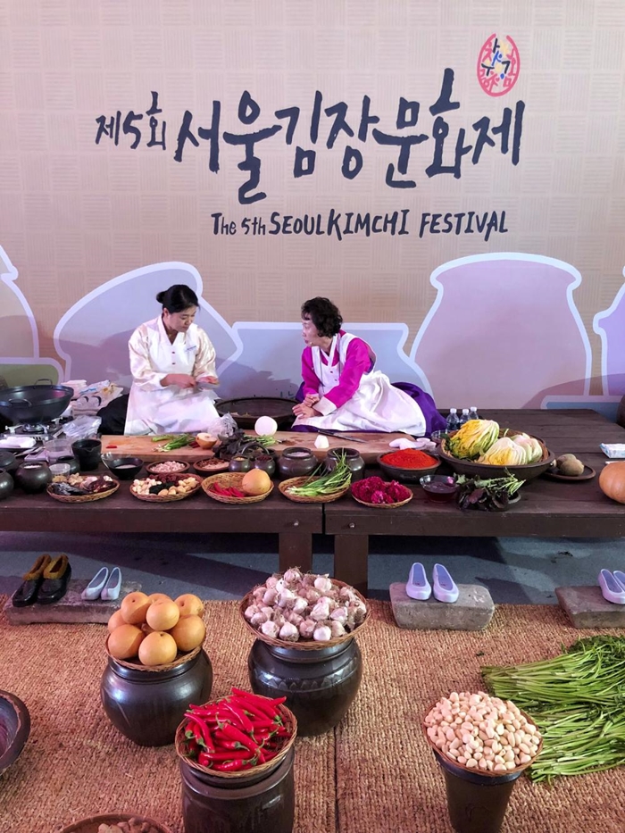 Master Chef demostrando cómo se prepara el kimchi.
