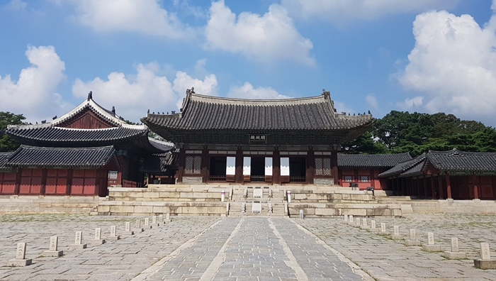 El salón Myeongjeongjeon (Tesoro Nacional Nro. 266) es salón principal del palacio Changgyeonggung en Seúl y el más antiguo de su tipo en Corea. El interior de este edificio de un piso se abrirá al público por primera vez en primavera y otoño de este año.