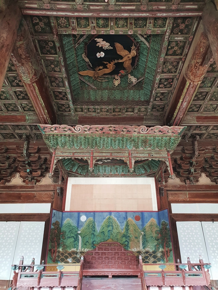 En el interior del salón Myeongjeongjeon en el Palacio Changgyeonggung en Seúl, se ubica el trono de rey en el centro, con una pantalla plegable con el sol, la luna y cinco picos. El techo está decorado con fénix de oro alrededor de las nubes.