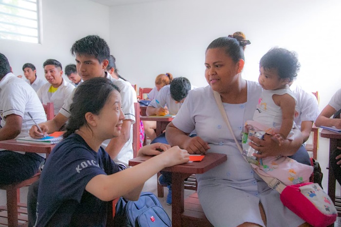 Oh Seungyeon, voluntaria de la KOICA conversa con una estudiante durante la charla sobre embarazo, el 18 de abril, en el Colegio Manuel Ángel Cortez, Santa Cruz, Bolivia | Choi Eunsoo