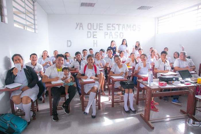 Algunos estudiantes del Colegio Manuel Ángel Cortez posan para una foto después de haber terminado una de las charlas. En el evento participaron unos 300 estudiantes de los tres últimos cursos de secundaria. | Choi Eunsoo