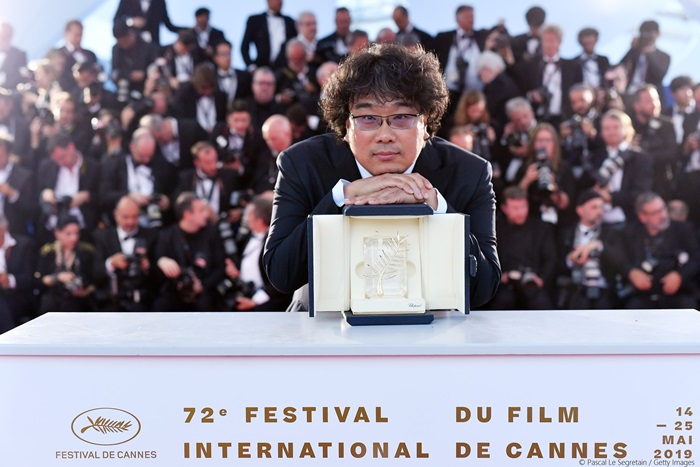 El director de la película ‘Parásito’, Bong Joon-ho, posa ante las prensas, tras haber ganado la Palma de Oro en la 72° edición del Festival Internacional de Cine de Cannes, celebrada el 25 de mayo (hora local). | Facebook del Festival Internacional de Cine de Cannes