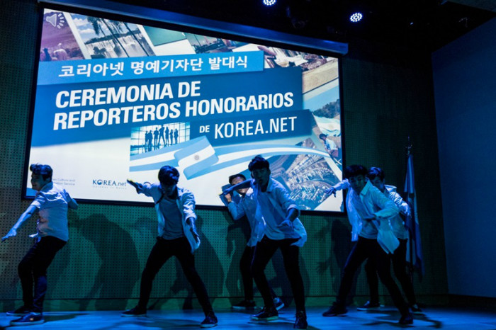 DoubleK, un grupo de K-pop, haciendo una increíble performance en la ceremonia de inducción de los nuevos reporteros de Korea.net en Argentina, celebrada el 6 de mayo en el Centro Cultural Coreano (CCC) ubicado en Buenos Aires, Argentina. | Gemny Ibarra