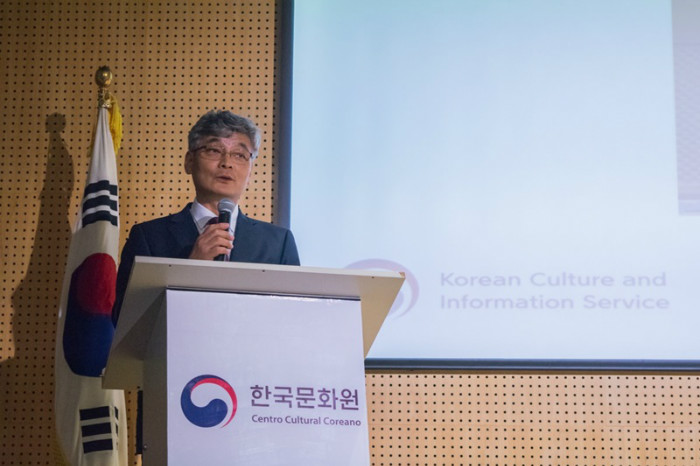 El director del CCC en Argentina, Cho Moonhaeng da palabras de aliento, el 6 de mayo, en la ceremonia de inducción de los nuevos reporteros de Korea.net en Argentina. | Gemny Ibarra
