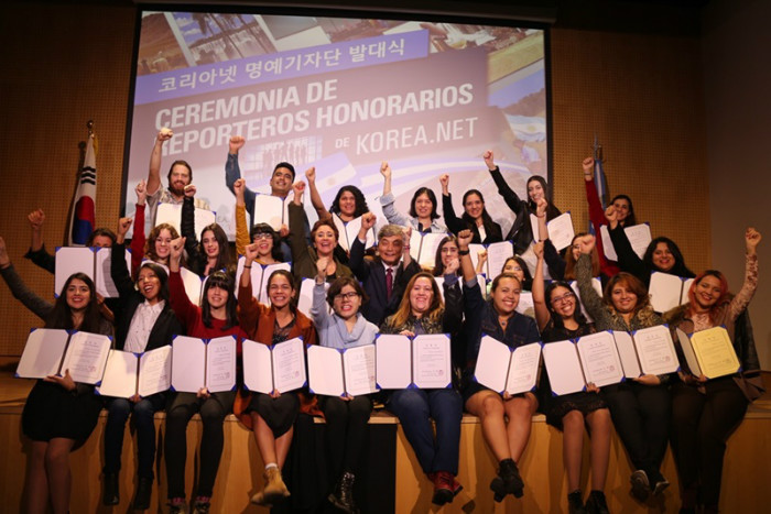 Nuevos reporteros honorarios posan para una foto de recuerdo el 6 de mayo en el CCC en Argentina tras celebrar la ceremonia de inducción de los nuevos reporteros de Korea.net en Argentina. | Centro Cultural Coreano en Argentina