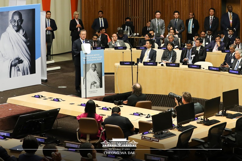 El presidente de Corea del Sur, Moon Jae-in da un discurso en un evento conmemorativo del 150º aniversario del nacimiento de Mahatma Gandhi (1869-1948), el 24 de septiembre (hora local) en la sede principal de la Organización de las Naciones Unidas (ONU), ubicada en Nueva York. | Cheong Wa Dae