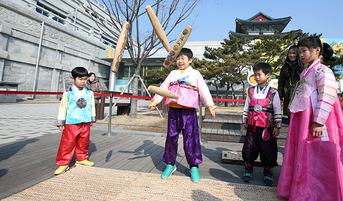2015년 설날인 19일 국립민속박물관에서 열린 가족 대항 윷놀이 대회에 참가한 어린이가 큰 윷을 던지며 즐거워하고 있다. 