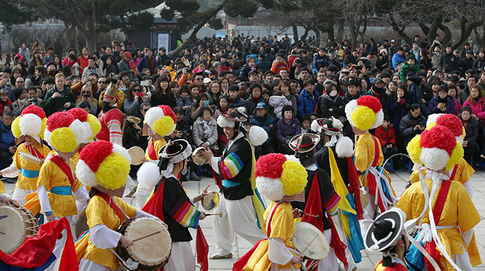 19일 경복궁을 찾은 탐방객들이 국립민속박물관 앞 광장에서 열린 연희공연을 즐기고 있다. 