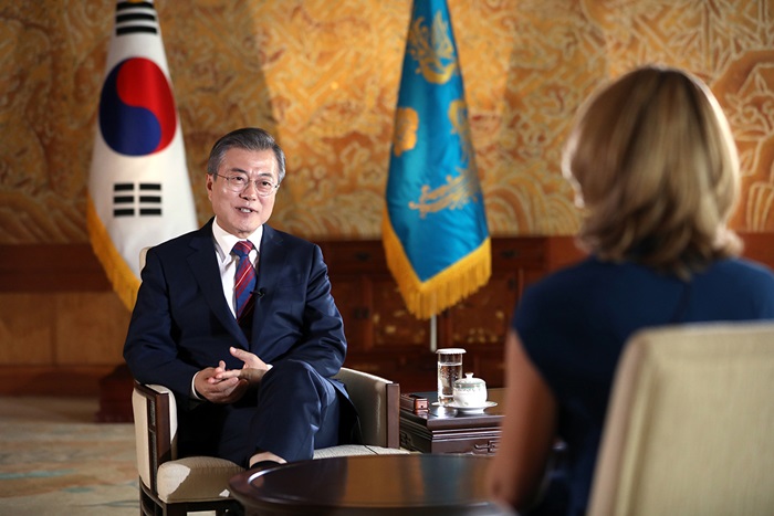 El presidente Moon Jae-in tiene una entrevista con la corresponsal de la BBC en Seúl, Laura Bicker, en la oficina presidencial, Cheong Wa Dae, el 12 de octubre. | Cheong Wa Dae