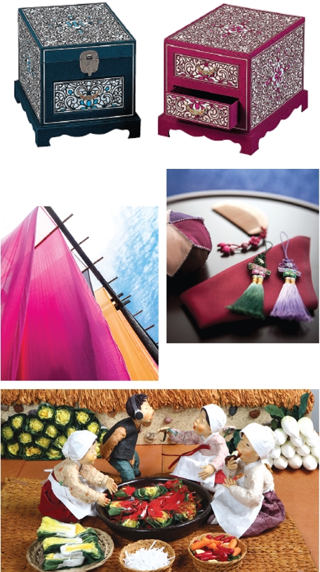 (Cima) Cajonera para artículos de tocador de mujer; (centro izquierda) Telas teñidas con pigmentos naturales; (centro derecha) Accesorios bordados; (fondo) Muñecos elaborados con papel de tallos de mora. 
