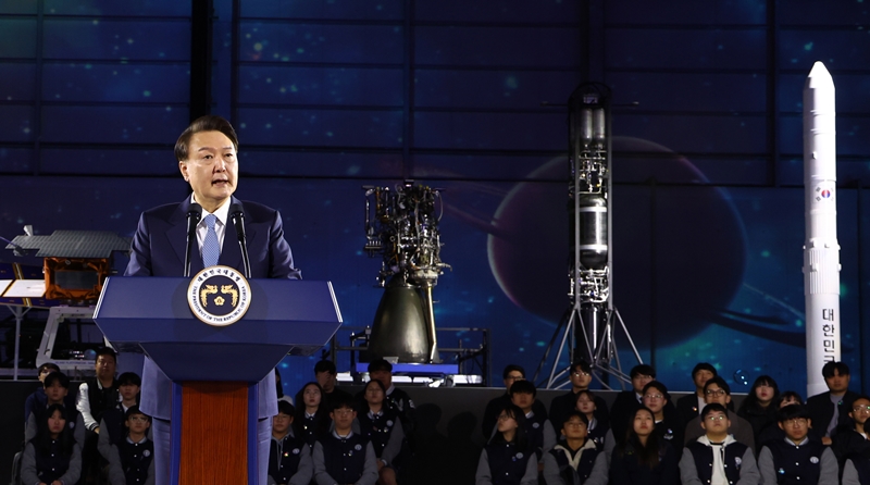 El 13 de marzo, el presidente Yoon Suk Yeol da un discurso en la ceremonia de inauguración del Clúster de la Industria Espacial de Corea, celebrada en la sede de Korea Aerospace Industries (KAI, por sus siglas en inglés), en la ciudad de Sacheon, provincia de Gyeongsangnam-do. | Agencia de Noticias Yonhap 