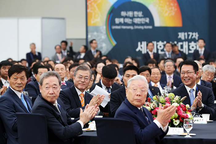 El presidente de Corea del Sur, Moon Jae-in aplaude durante la ceremonia de apertura de la 17ª Convención Mundial de Negocios Surcoreanos, celebrada el 23 de octubre en Songdo Convensia, en la ciudad de Incheon.