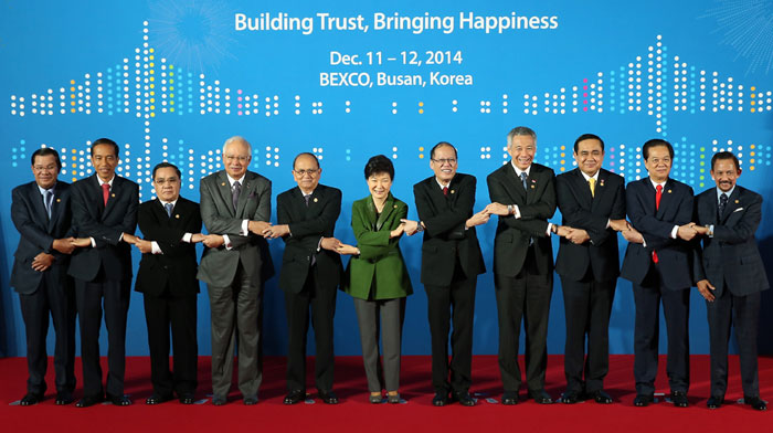 박근혜 대통령이 한-아세안 특별정상회의에 참석한 아세안 회원국 정상들과 기념촬영을 하고 있다.