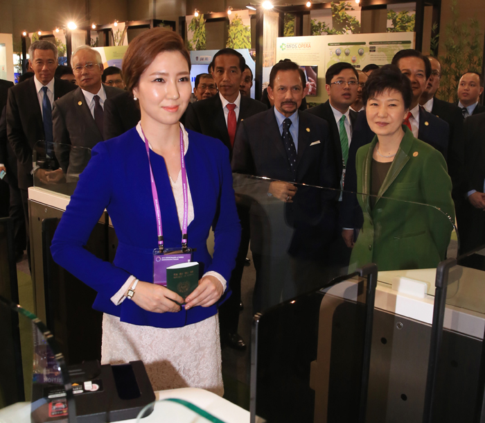 박근혜 대통령과 아세안 10개국 정상들이 12일 부산 벡스코에 마련된 ‘한-아세안 행정혁신 전시회’에서 종이서류 작성 없이 만들어지는 여권 발급 및 시스템 운용 시연을 보고 있다.