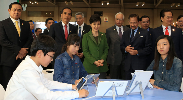 박근혜 대통령과 아세안 10개국 정상들이 12일 부산 벡스코에 마련된 ‘한-아세안 행정혁신 전시회’를 찾아 스마트 교실의 수업 장면을 관람하고 있다.
