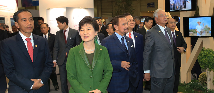 박근혜 대통령과 아세안 10개국 정상들이 12일 부산 벡스코에 마련된 ‘한-아세안 행정혁신 전시회’를 둘러보고 있다. 