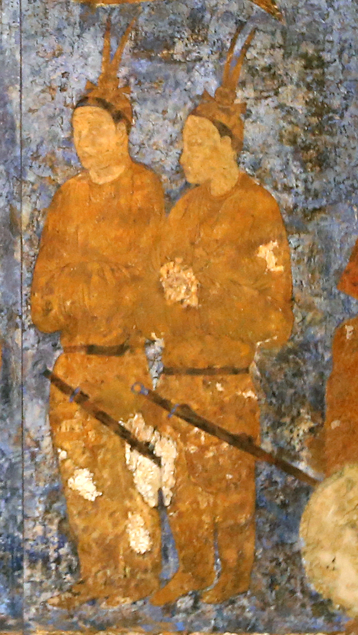 아프로시압 서벽 오른쪽에 조우관을 쓰고 환두대도를 찬 두 명의 사신이 고구려인일 것이란 추측이 역사 학자들 사이에서 제기됐다. 복원된 벽화는 현재 국립중앙박물관에 전시되어 있다.