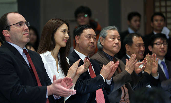 배우 수현(왼쪽에서 두번째)이 18일 한국프레스센터에서 열린 영화 ‘어벤져스 : 에이지 오브 울트론’ 한국 촬영에 대한 양해각서 체결식에 참석해 조현재 문화체육관광부 1차관의 인사말을 들은 뒤, 박수를 치고 있다. 전한 기자