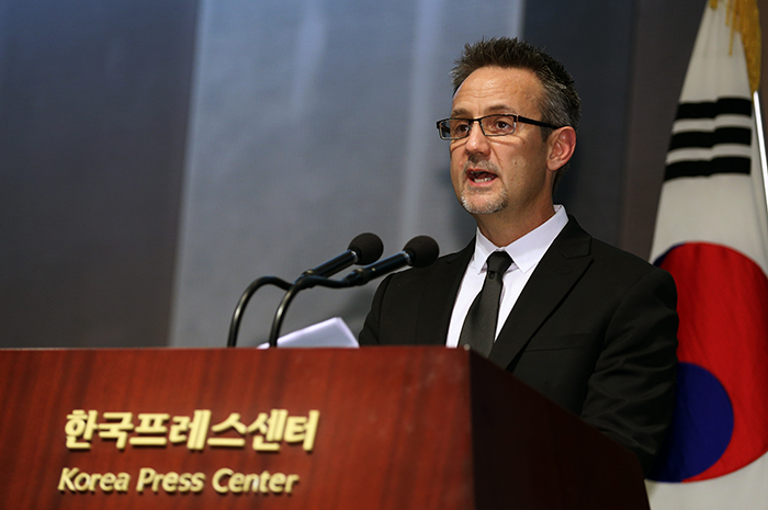 영화 ‘어벤져스 : 에이지 오브 울트론’ 한국 촬영에 대한 양해각서 체결식이 열린 18일 미첼 벨 마블 스튜디오 부사장이 인사말을 하고 있다. 전한 기자