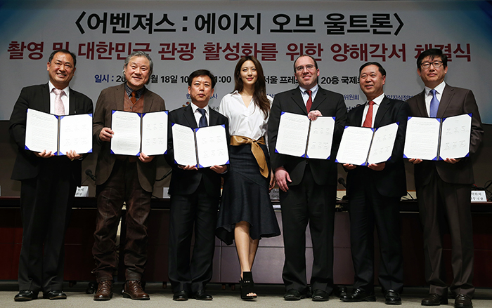 영화 ‘어벤져스 : 에이지 오브 울트론’ 한국 촬영에 대한 양해각서 체결식이 열린 18일 배우 수현(가운데)을 포함한 관계자들이 기념촬영을 하고 있다. 전한 기자