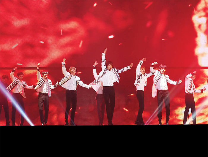 <B>1. EXO</b> uno de los grupos de ídolos más populares que han cautivado al mundo con su baile grupal perfectamente sincronizado.