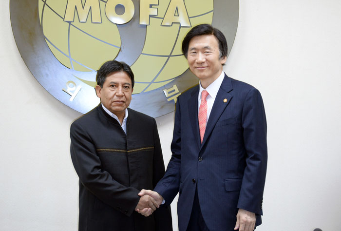 회담에 앞서 악수를 하고 있는 윤병세 장관(오른쪽)과 다비드 초께우앙까(David Choquehuanca) 볼리비아 외교장관 