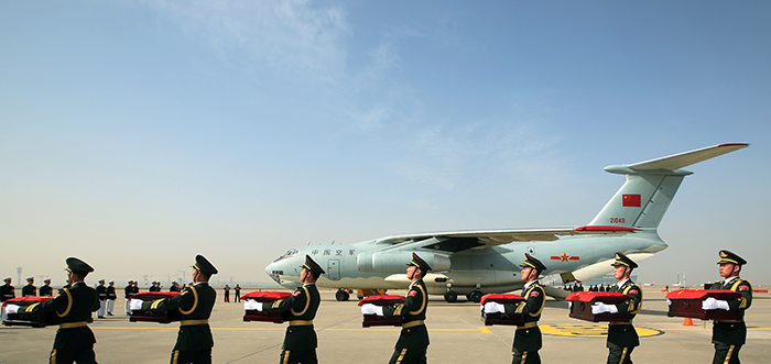 중국군 유해 인도식이 열린 20일 중국군 의장대가 유해를 담은 봉인함을 수송기로 운구하고 있다. 