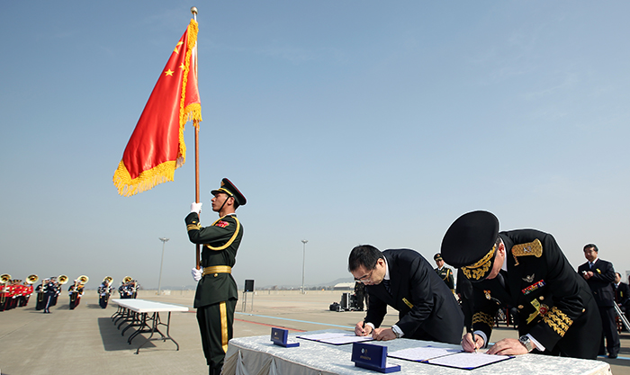 중국군 유해 인도식이 열린 20일 문상균 국방부 군비통제차장(오른쪽)과 중국 민정부 바오펑위 보훈국장이 중국군 유해인도서에 서명을 하고 있다. 