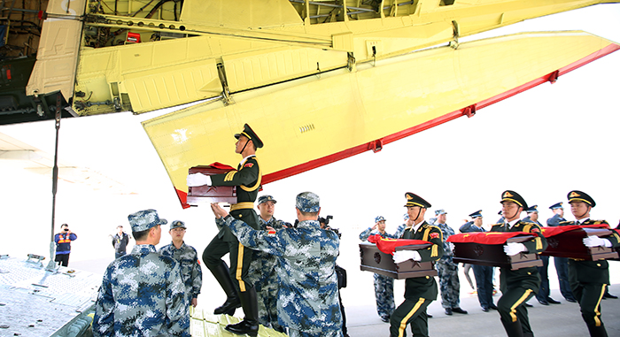중국군 유해 인도식이 열린 20일 중국군 의장대가 유해를 담은 봉인함을 수송기에 운구하고 있다. 