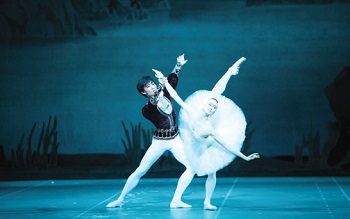 Kim Ki-min y Olesya Novikova interpretando el Lago de los Cisnes montado por Ballet Mariinsky y Orquesta. Kim es el primer bailarín asiático que entró al Ballet Mariinsky.